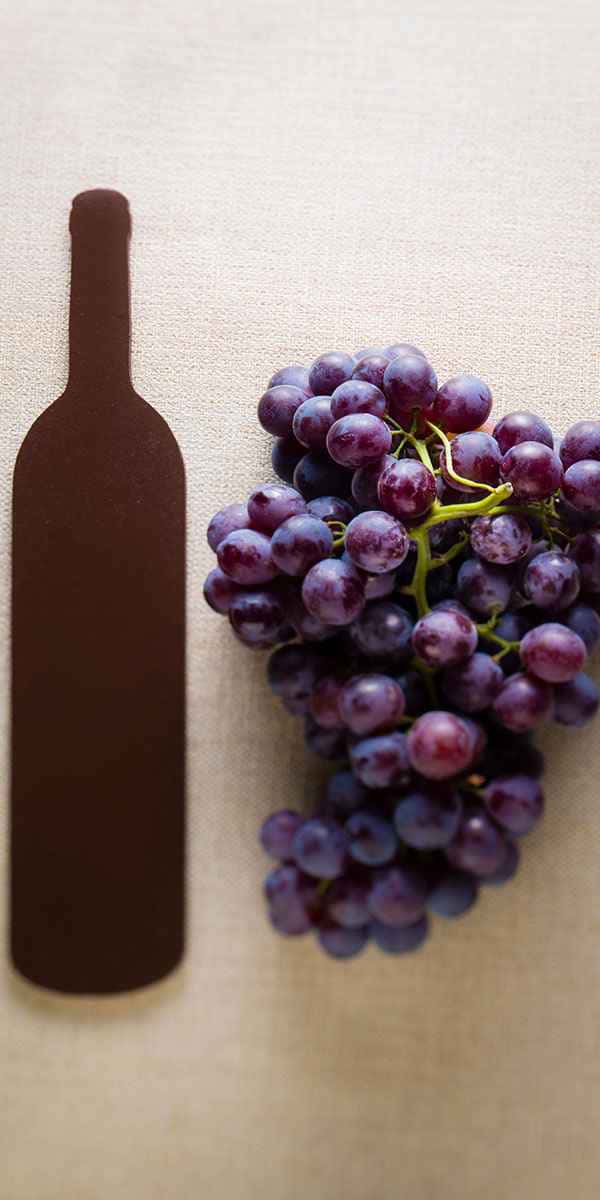 photographe nature morte bouteille vin raisin