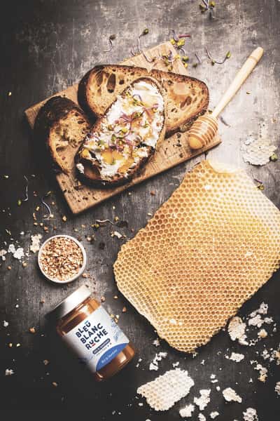 photographe culinaire bleu blanc ruche miel bourdaine