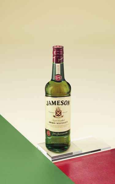 photographe nature morte post production packshot bouteille jameson